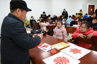 含山县图书馆开展“学剪纸,体验民俗文化”主题活动